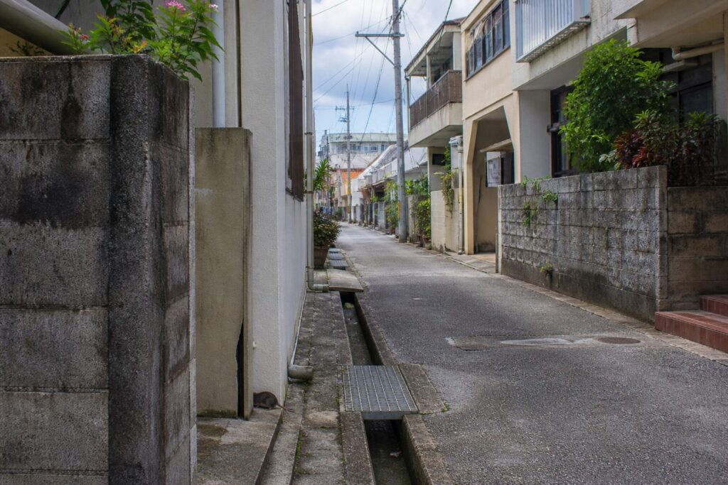 建物が密集した那覇市の住宅街のイメージ