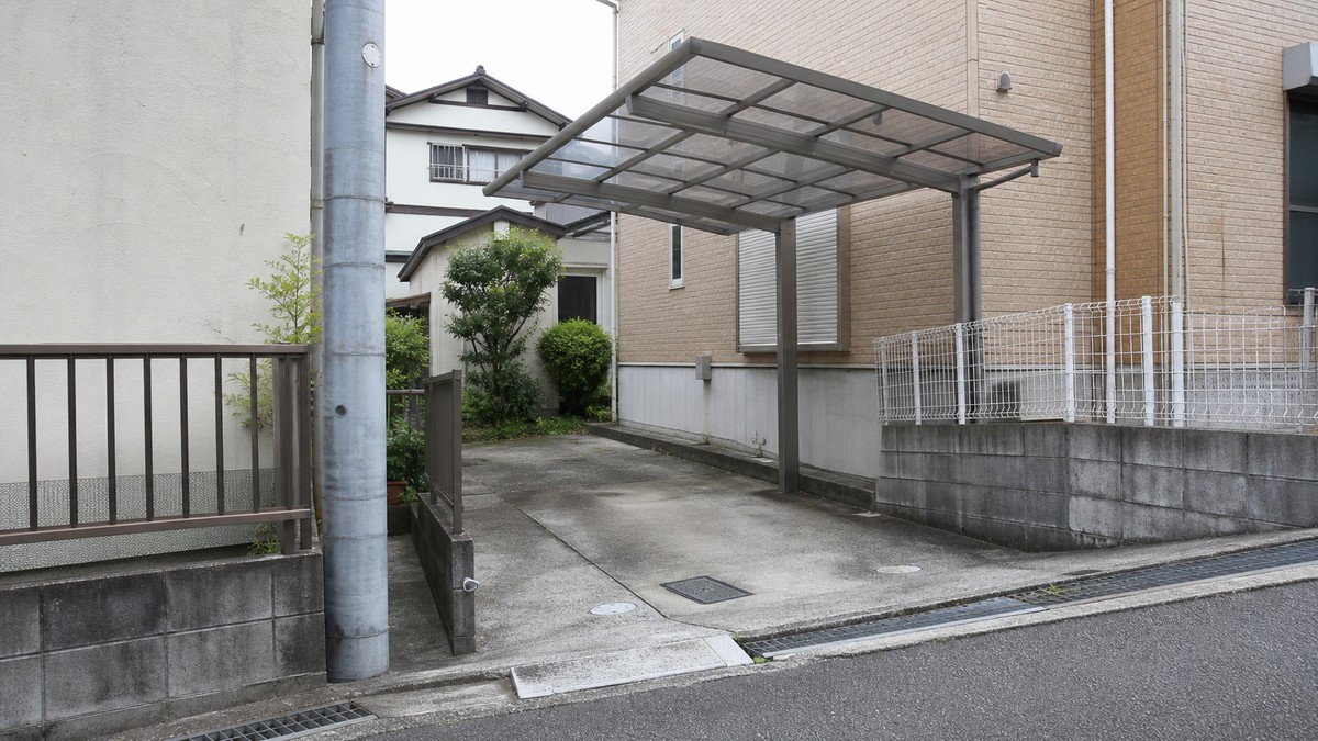 ホームセンターのカーポートで失敗しやすい狭い敷地や障害物がある駐車スペースの施工例イメージ