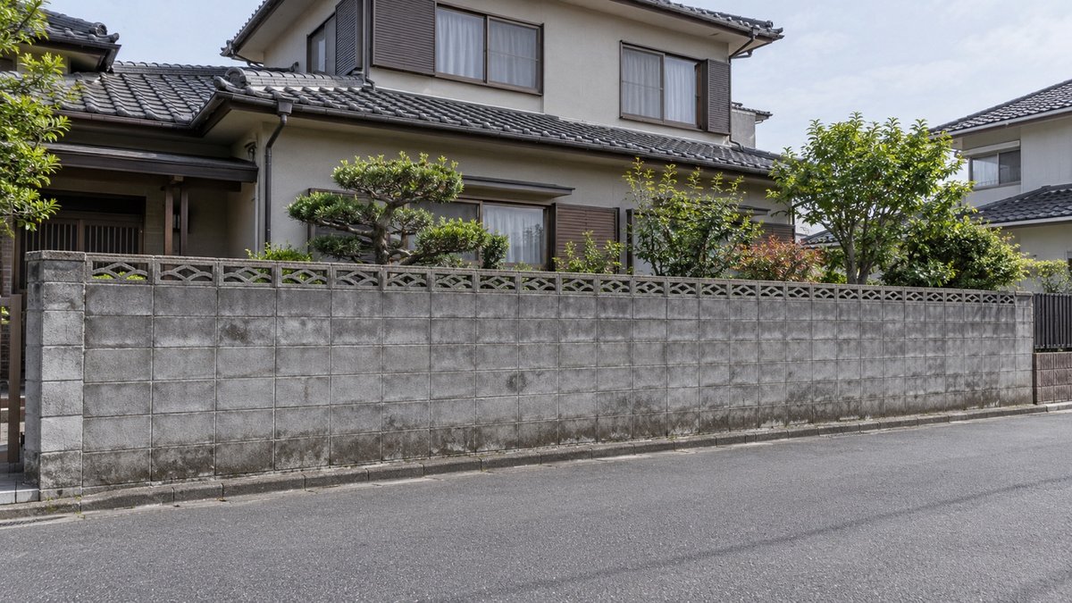 道路に面した古いブロック塀の全景