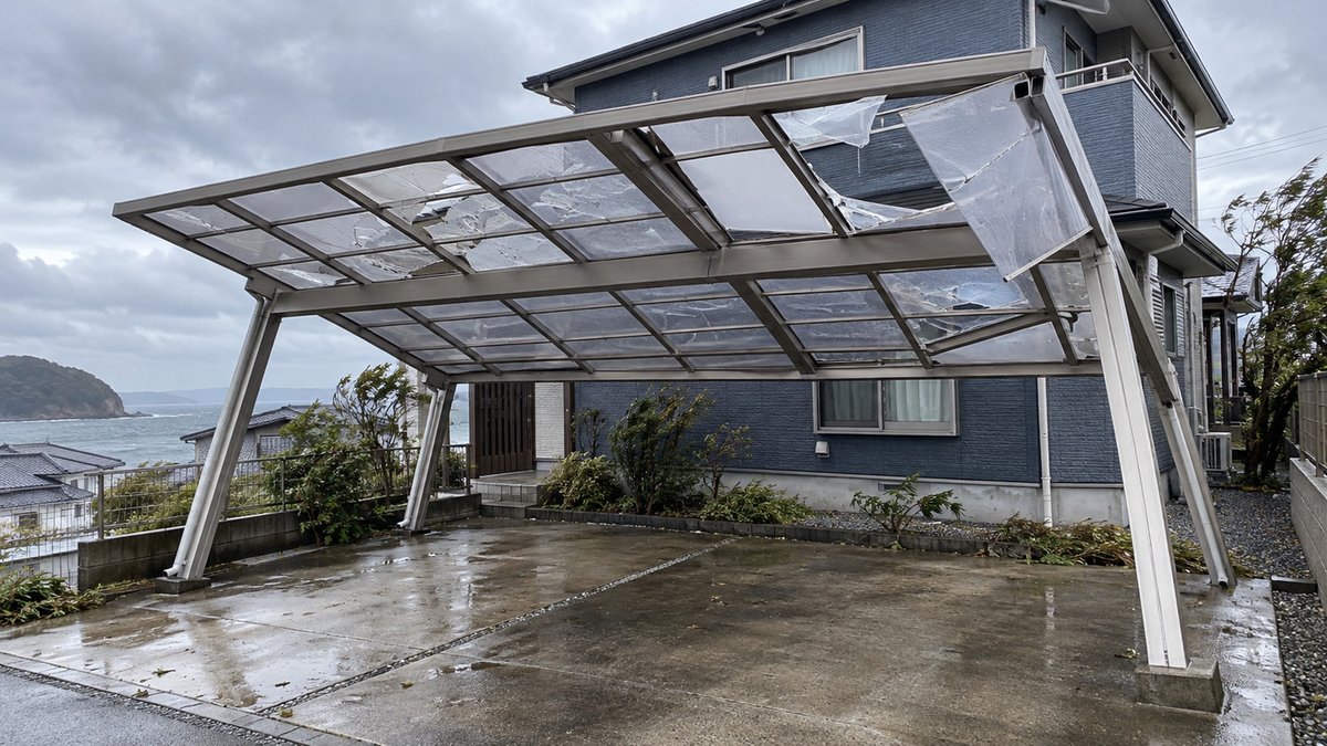 台風で屋根が割れて傾いたカーポート