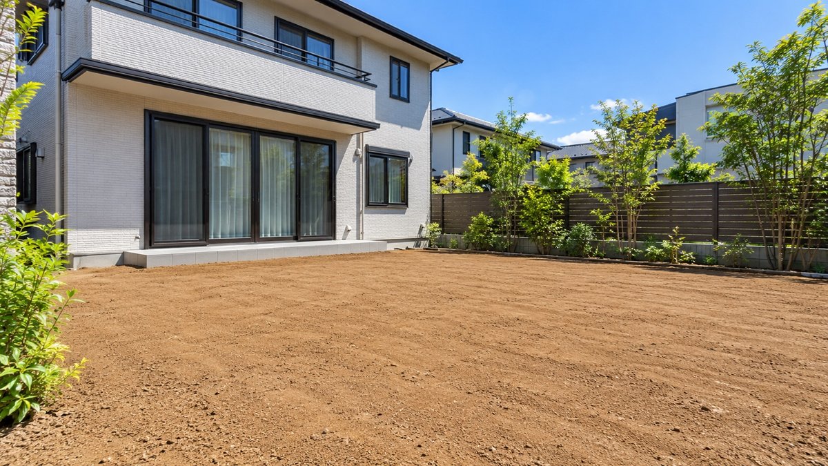 平らにならした茶色い土の庭