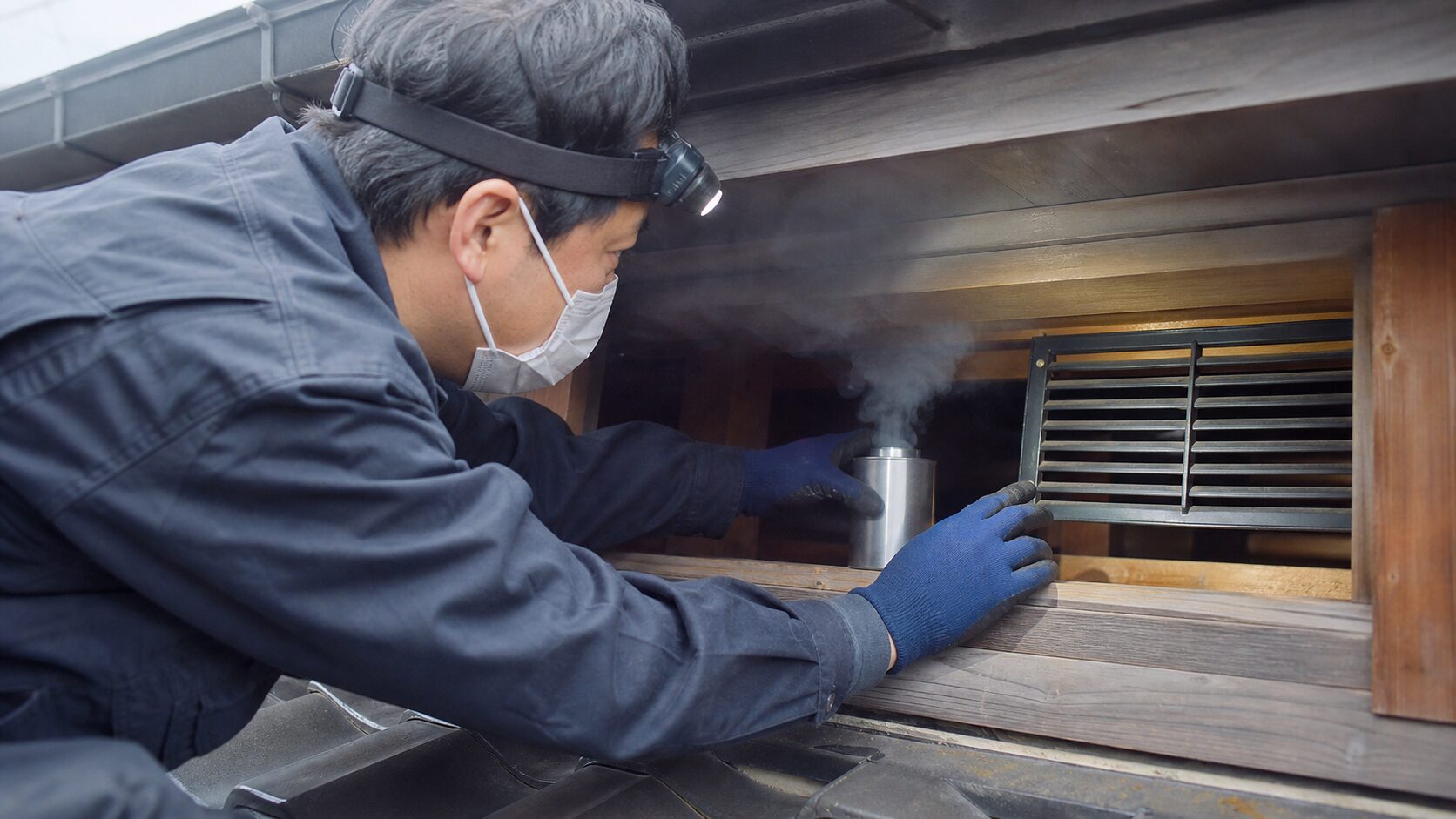 忌避剤や燻煙剤でハクビシンを追い出す作業のイメージ